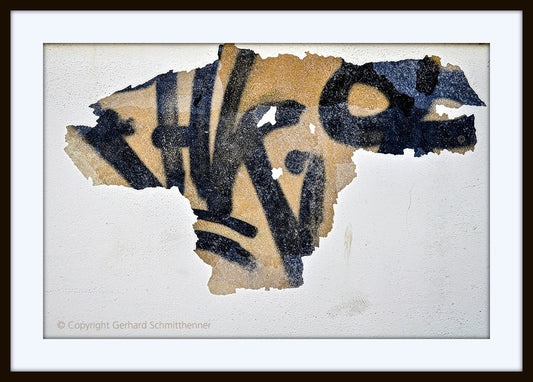 Graffito "Pirat", Graffito taucht aus überstrichener Wand durch Abblättern in Teilen wieder auf und ähnelt so einem maskierten und im Gesicht bemalten Piraten