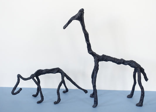 "Giraffe und Hund" - dunkelblaue Drahtobjekte mit Gipsbinden umwickelt