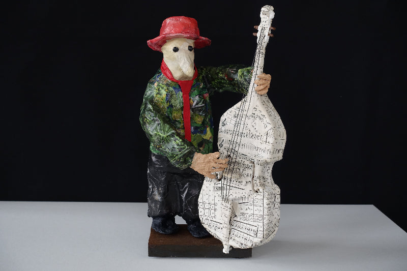 "Bassist" - figurative Skulptur , Mensch-Tier-Hybridwesen aus Drahtgeflecht , Gipsbinden und bedrucktem Papier, Miniatur-Bass mit Notenpapier beklebt, auf Eisenplatte