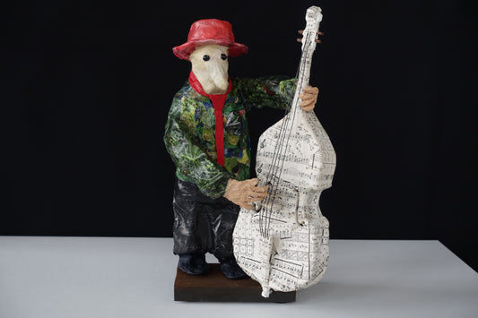 "Bassist" - figurative Skulptur , Mensch-Tier-Hybridwesen aus Drahtgeflecht , Gipsbinden und bedrucktem Papier, Miniatur-Bass mit Notenpapier beklebt,  auf Eisenplatte