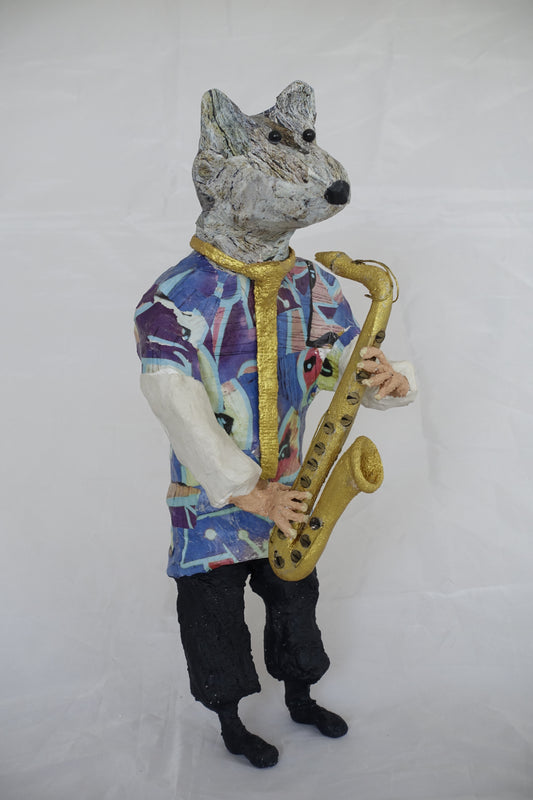 "Wolf mit goldenem Saxophon", figurative Skulptur / Mensch-Tier-Hybridwesen aus Drahtgeflecht, Gipsbinden, bedrucktem Papier und Acryl, goldene Krawatte, Buschhemd,  auf Eisenplatte