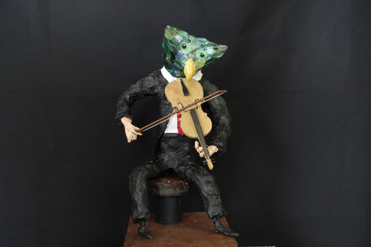 "Mausmaki Geiger", figurative Skulptur / Mensch-Tier-Hybridwesen aus Drahtgeflecht, Gipsbinden, bedrucktem Papier und Acryl, schwarz, weiß und rote Krawatte mit "Stradivari-Nachbau" im Miniaturformat