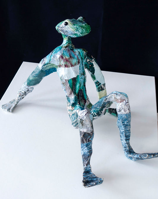 "Frosch", figurative Skulptur / Mensch-Tier-Hybridwesen aus Drahtgeflecht, Gipsbinden, bedrucktem Papier