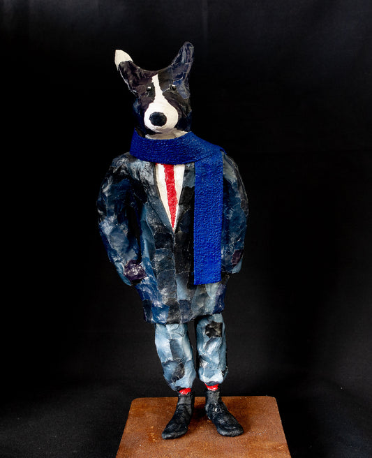 "Hund mit blauem Schal", figurative Skulptur / Mensch-Tier-Hybridwesen aus Drahtgeflecht, Gipsbinden, bedrucktem Papier und Acryl, rote Krawatte -  auf Eisenplatte