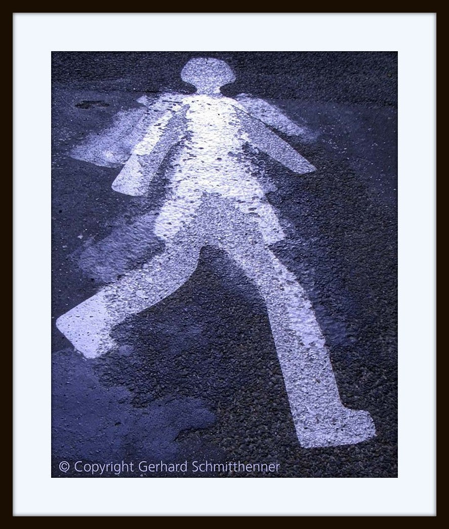 "männlicher Engel" - Straßenmarkierung an Zebrastreifen in Perros-Guirec (Bretagne 2008), mehrfach übermalt, dadurch absichtslos ein eigenes "Kunstwerk"