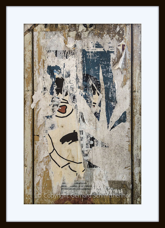 Decollage, abgerissenes Plakat, auf der untersten Schicht ein Teilportrait, gezeichnet: Männerkopf mit Oberlippenbart, farbreduziert