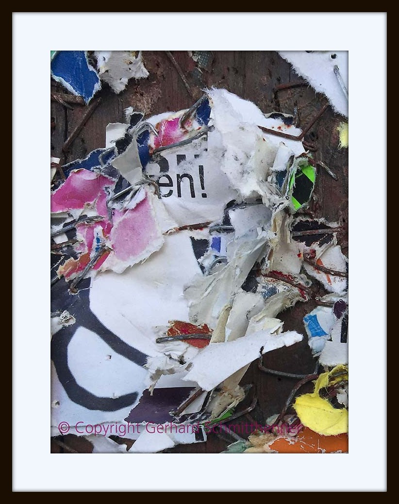 Decollage "Frauenportrait", ein Zufallsprodukt auf einer verwitterten und durch Regen und Wind zerzausten "Zettelwand"