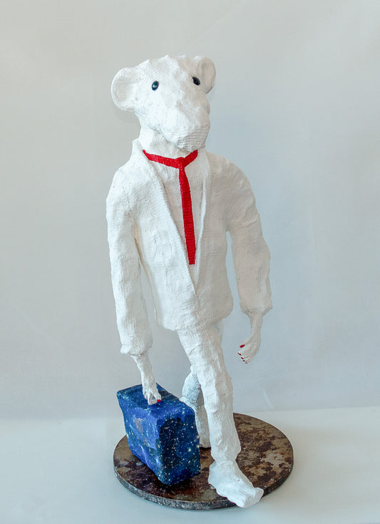 "Eisbär mit Himmelskoffer und roten Fingernägeln", figurative Skulptur / Mensch-Tier-Hybridwesen aus Drahtgeflecht, Gipsbinden, bedrucktem Papier und Acryl, weiß und rote Krawatte