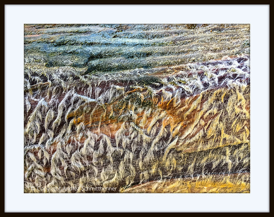 Salzkristalle farbig, Gradierwerk, Saline, sieht aus wie eine Luftaufnahme einer surrealen Hochgebirgslandschaft