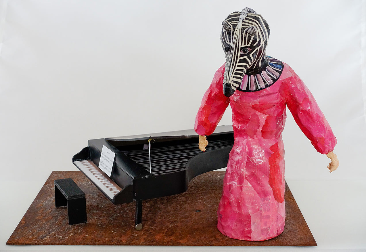"Pianistin Zebra mit rotem Abendkleid", figurative Skulptur / Mensch-Tier-Hybridwesen aus Drahtgeflecht, Gipsbinden, bedrucktem Papier, Steinway-Flügel Miniaturnachbau aus Polystyrol und Draht auf rostiger Blechplatte (mit Roststop präpariert)