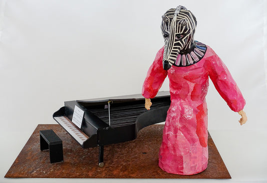 "Pianistin Zebra mit rotem Abendkleid", figurative Skulptur / Mensch-Tier-Hybridwesen aus Drahtgeflecht, Gipsbinden, bedrucktem Papier, Steinway-Flügel  Miniaturnachbau aus Polystyrol und Draht auf rostiger Blechplatte (mit Roststop präpariert)