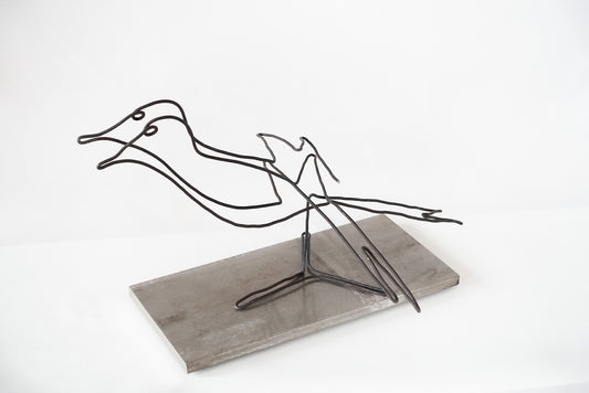 Drahtskulptur "Stereovogel" (Vögel) in Einlinientechnik auf Eisenplatte