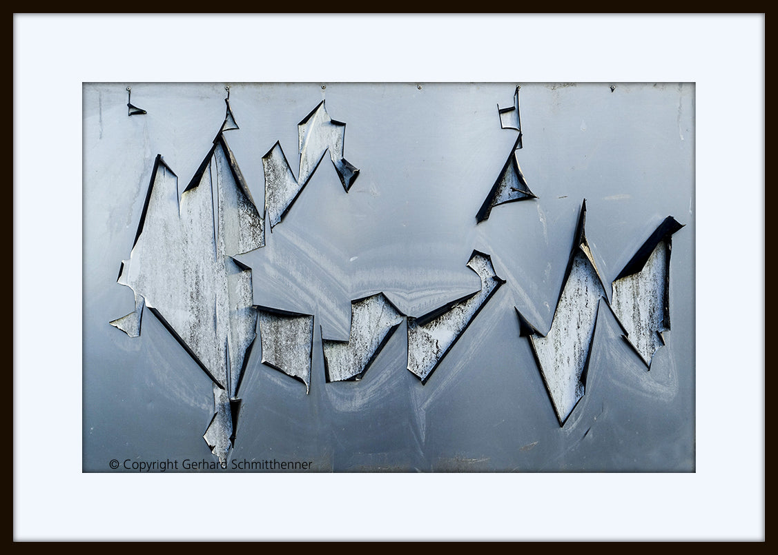 monochrome Dekonstruktion in blaugrau,abgeblätterte Farbe, polygone abstrakte Formen