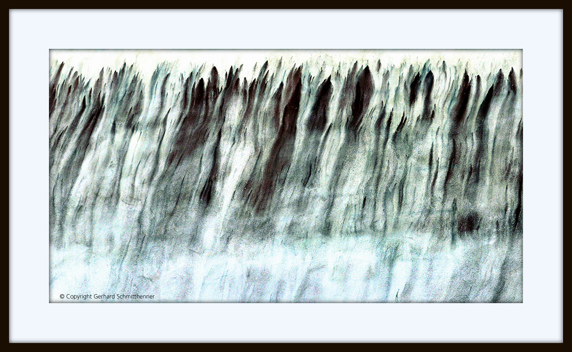 surreales Flammenmeer in Blau- und Brauntönen. Erinnert mehr an eine Lavistechnik in der Lithographie als an eine Fotografie.