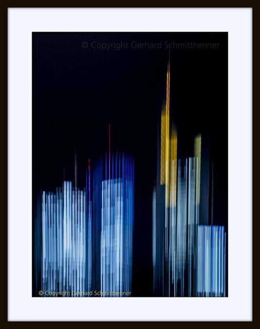 Skyline Frankfurt, Nachtaufnahme mit vertikaler Unschärfe durch spezielle Aufnahmetechnik