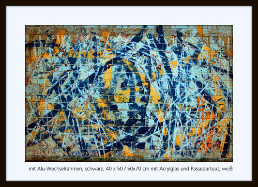 Graffito, erinnert an abstrakte Malerei von Jackson Pollock. blaue und hellblaue Farbdominanz mit orangenen und roten Akzenten